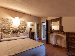 2 bedrooms, iron/ironing board, WiFi
