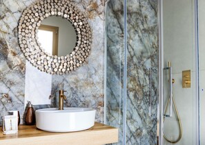 Shower, free toiletries, hair dryer, bidet - Villa Alti vista mare e piscina privata (Santa Maria del Focallo)
