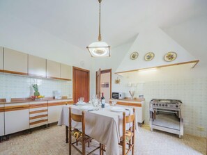 ثلاجة، ميكروويف، فرن، مستلزمات طهي/أطباق/أوعية