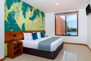 Premium bedding, down duvets, pillow-top beds, minibar - Plaza Luna Suites (Puerto Ayora)