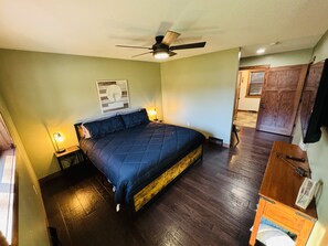 3 bedrooms, iron/ironing board, free WiFi, bed sheets - Candy Red Country Home (Medford)