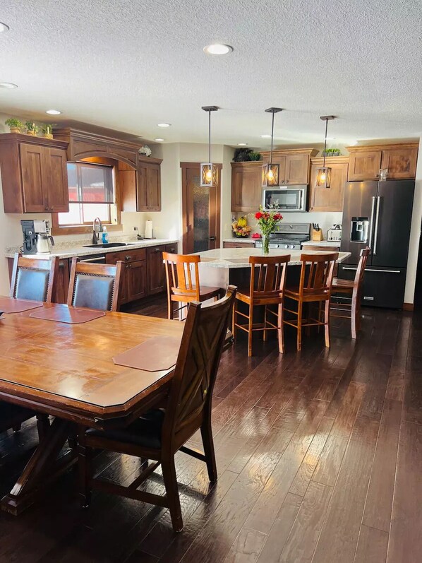 冷蔵庫、電子レンジ、オーブン、コンロ