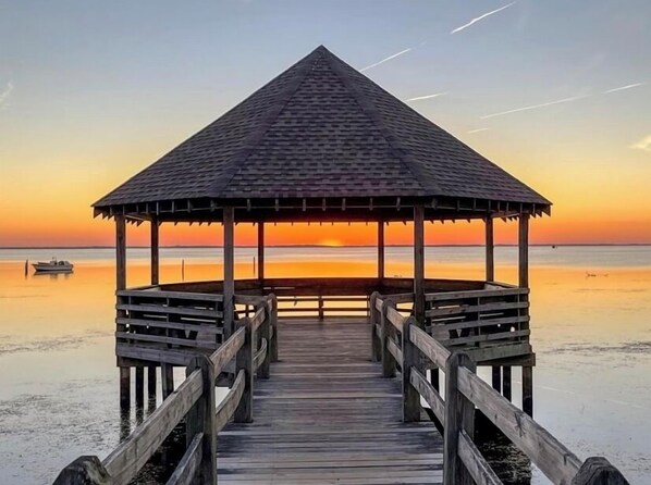 Beach nearby, sun loungers, beach towels - Paige's Place at the Beach Early Check -ins!  Fido Friendly (Kill Devil Hills)