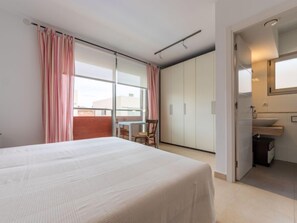 3 Schlafzimmer, Schreibtisch, Bügeleisen/Bügelbrett, WLAN