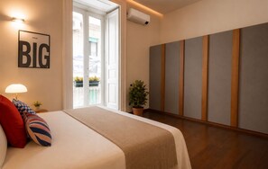 4 habitaciones, caja de seguridad en la habitación y escritorio 