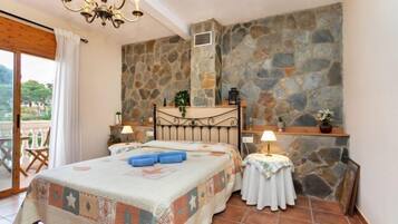 4 bedrooms, iron/ironing board, WiFi