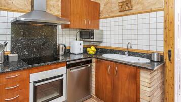 Frigorífico, microondas, horno y lavavajillas