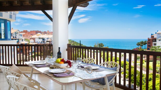 A balcony with a table set for dining, overlooking a coastal view. - Mirador Galera Playa Free Padel by Interhome (Almuñécar)
