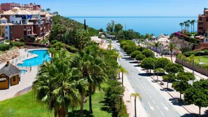 A resort with a swimming pool, palm trees, and a view of the sea. - Mirador Galera Playa Free Padel by Interhome (Almuñécar)
