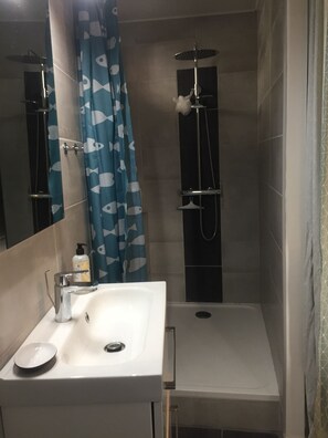 Douche, sèche-cheveux, serviettes fournies, savon