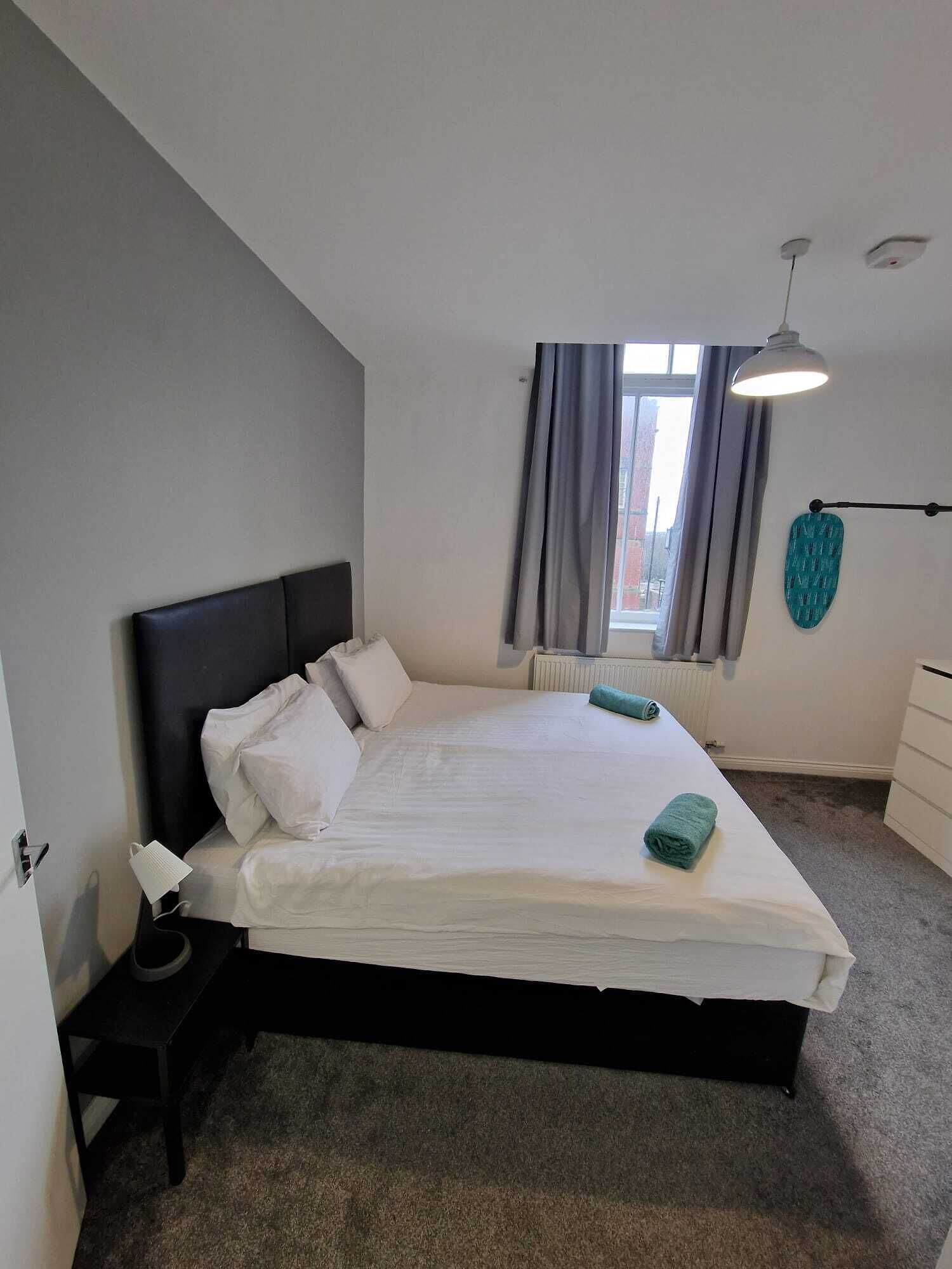 1 dormitorio, tabla de planchar con plancha, wifi y ropa de cama