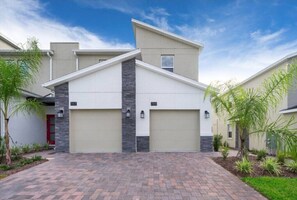 Exterior - Magical 3 Bedroom Apt - 2 Free Water Parks- Near Disney and Universal. (Davenport)