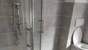 Haartrockner, Handtücher, Toilettenpapier