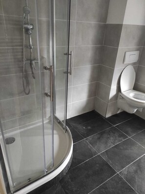 Haartrockner, Handtücher, Toilettenpapier