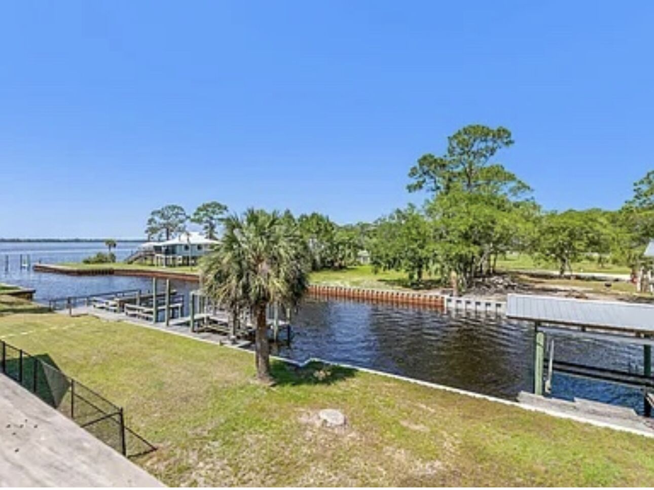 Cozy place on the water! Great for fishing and close to beaches!