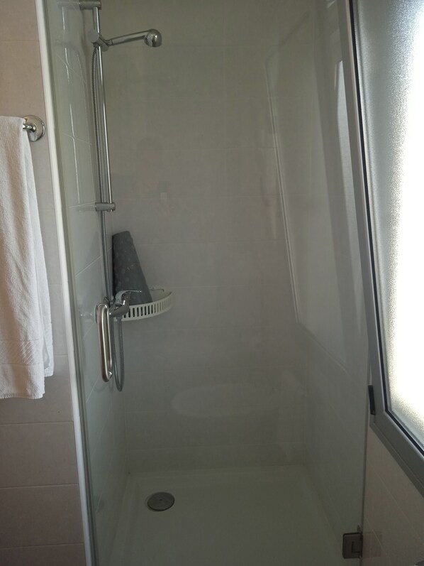 Basic Room | Bathroom
