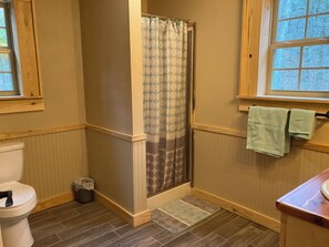 Duschwanne, Haartrockner, Handtücher