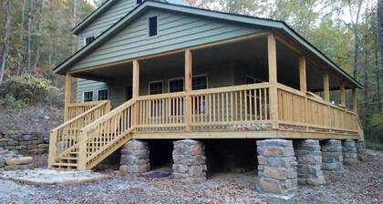 Spacious cabin 3bedrooms and 2 baths. 2 miles to Mill Creek OHV/ATV trailhead and half mile to the Mulberry River at Cass Arkansas. Get 10% per night book 5 days or more.