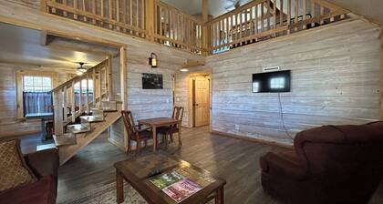 Spacious cabin 3bedrooms and 2 baths. 2 miles to Mill Creek OHV/ATV trailhead and half mile to the Mulberry River at Cass Arkansas. Get 10% per night book 5 days or more.