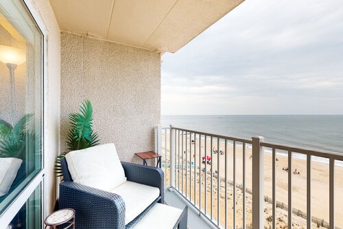 Rehoboth Beach studio with a balcony, fast WiFi, ocean view, & outdoor pool