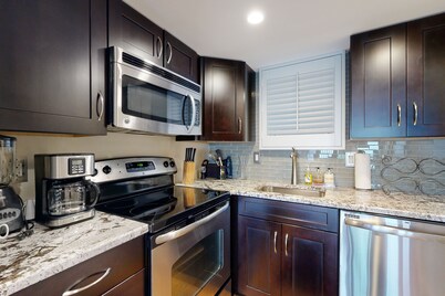 Rehoboth Beach studio with a balcony, fast WiFi, ocean view, & outdoor pool