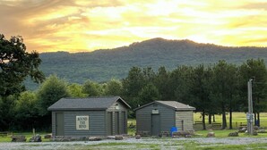 Deux petits bâtiments d’un seul étage, avec une enseigne indiquant « ROUND THE BEND » sur le côté gauche.