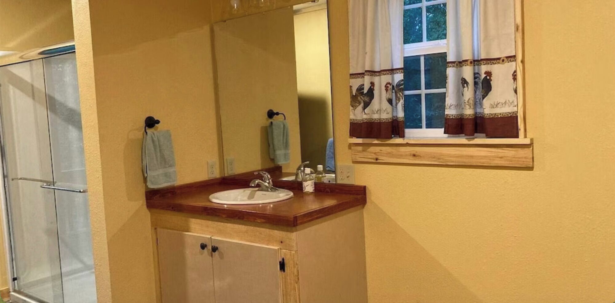 Douche, sèche-cheveux, serviettes fournies