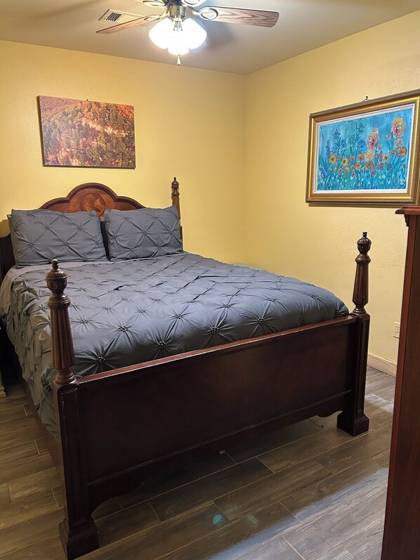 3 habitaciones, tabla de planchar con plancha y ropa de cama 