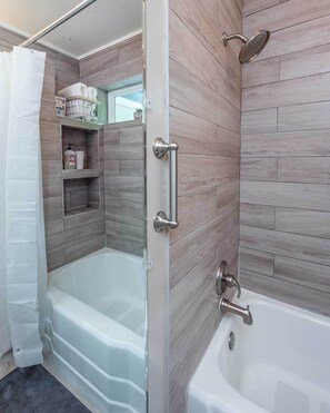 Handtücher, Seife, Shampoo, Toilettenpapier