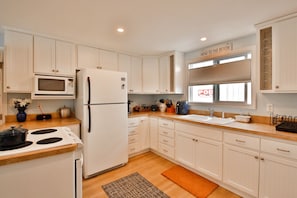 Fridge, microwave, oven, stovetop - Coastal Bliss, Ocean Views, 0.3 walk to Beach - 6beds, sleeps 9, dog friendly (Florence)