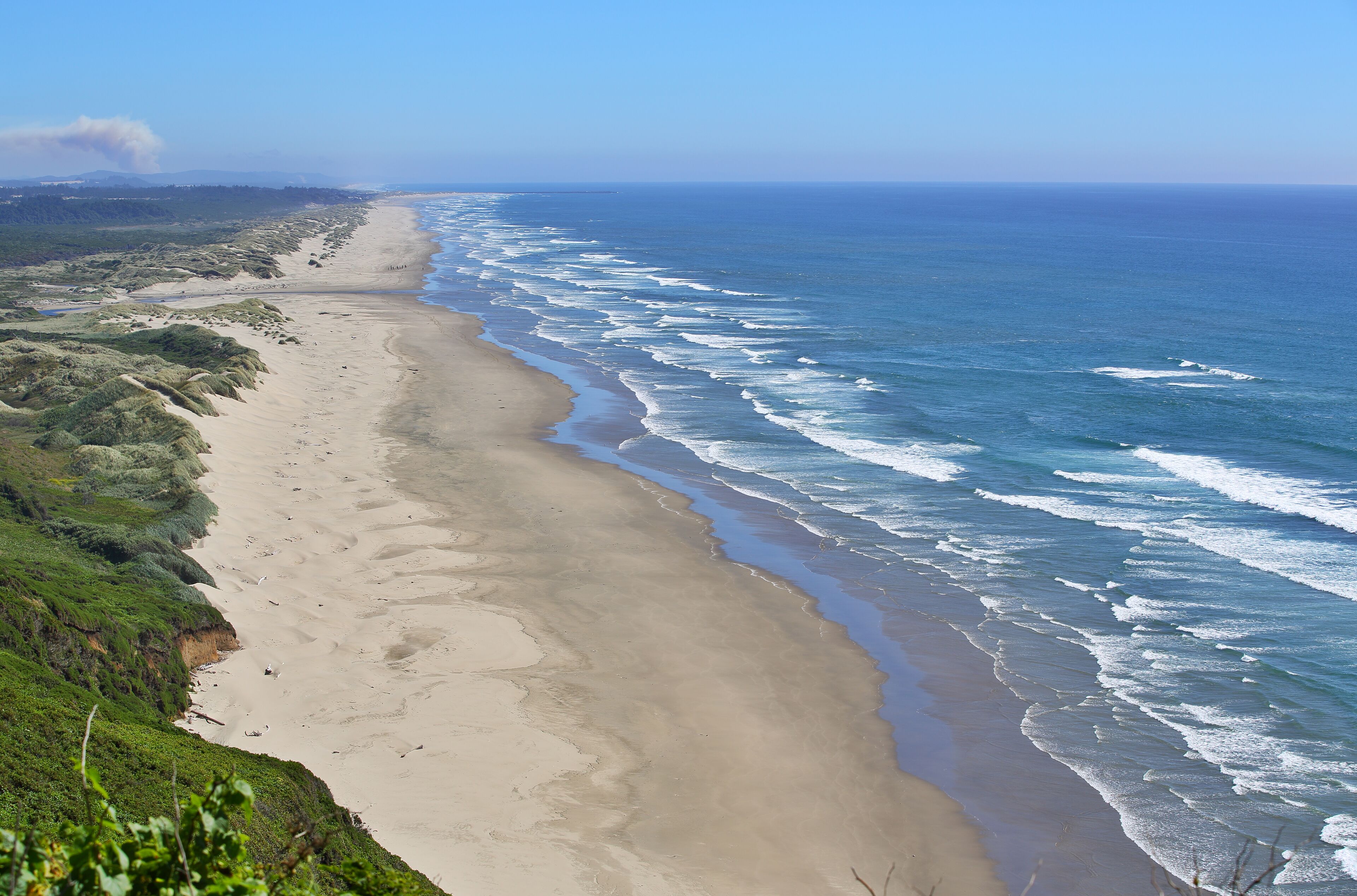 Beach nearby, sun loungers, beach towels