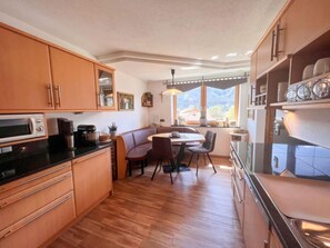 Kühlschrank, Mikrowelle, Geschirrspüler, Toaster