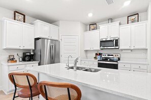 冰箱、微波炉、烤箱、炉灶