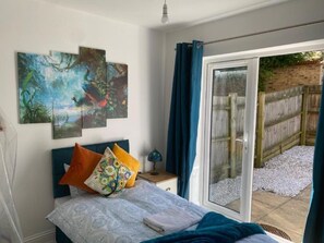 4 bedrooms, iron/ironing board, WiFi, bed sheets