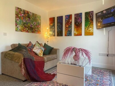 Cosy & Contemporary 4BDR Chesterton House w High Speed WIFI,Gardern & Parking