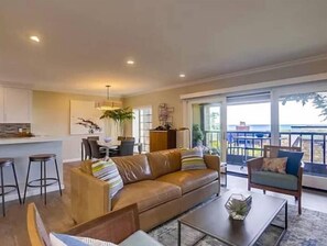 Smart TV, tavolo da calcetto, tavolo da ping pong, libri