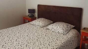 1 slaapkamer, een strijkplank/strijkijzer, reisbedje, wifi