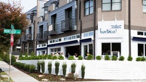 Un bâtiment moderne qui abrite un restaurant appelé « bartaco » au rez-de-chaussée.