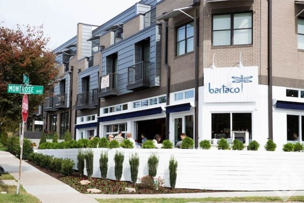 Un bâtiment moderne qui abrite un restaurant appelé « bartaco » au rez-de-chaussée.
