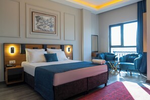 Habitación estándar doble | Minibar y espacio para trabajar con un portátil