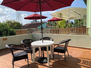 Outdoor dining - Charming  Hotel with Garden & Balcony (Thulusdhoo)