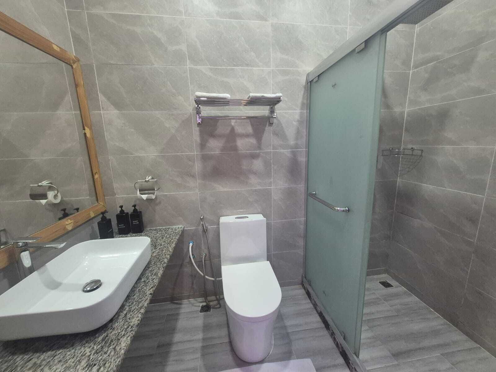 Doccia, asciugacapelli, asciugamani, sapone