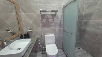 Doccia, asciugacapelli, asciugamani, sapone