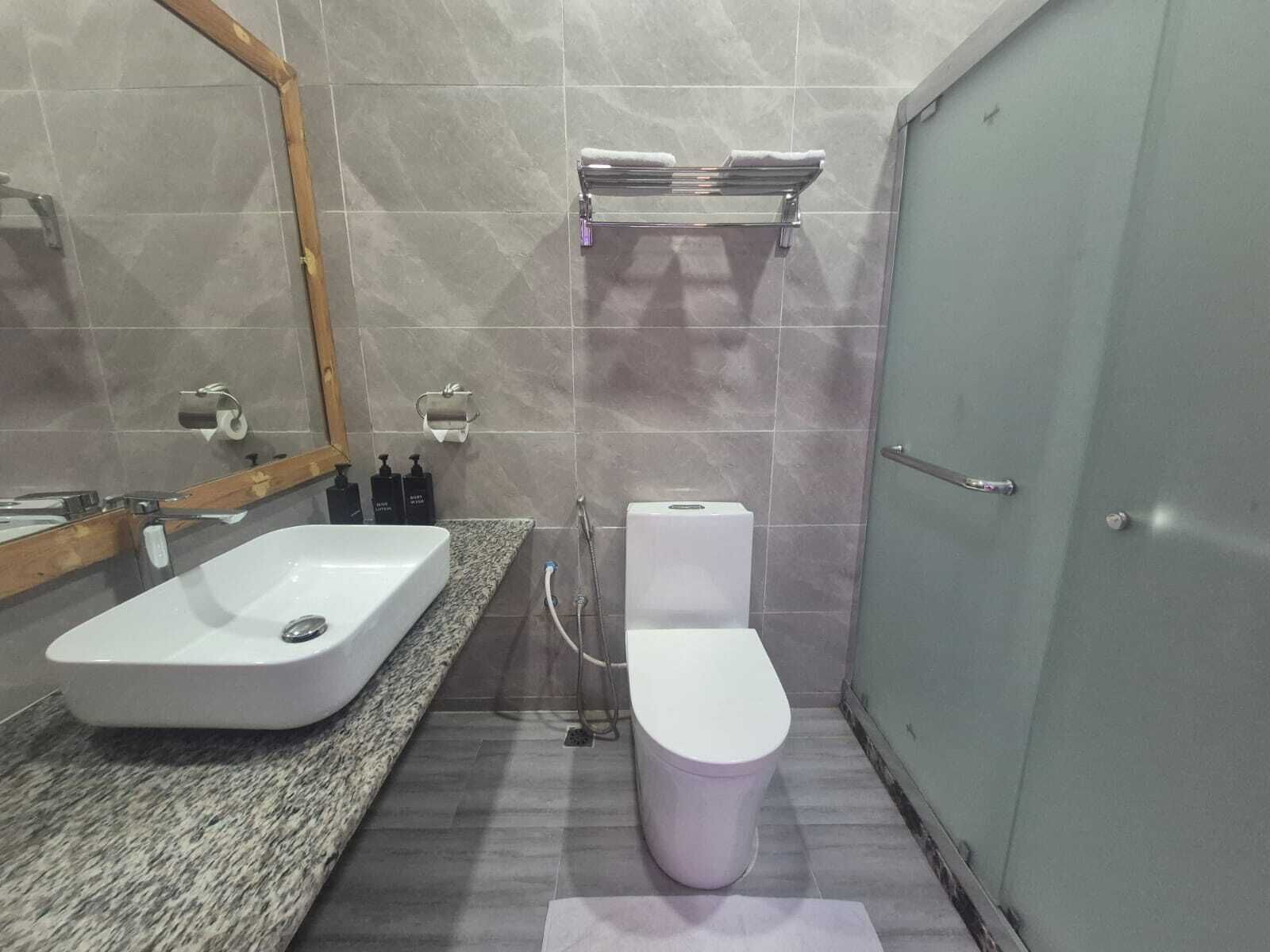 Doccia, asciugacapelli, asciugamani, sapone