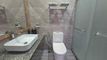 Doccia, asciugacapelli, asciugamani, sapone