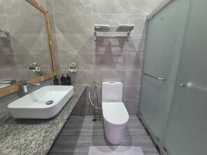 Douche, sèche-cheveux, serviettes fournies, savon