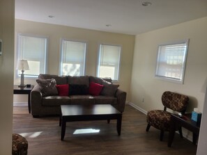 Living area - 5 Minute drive to Ocean and Hard Rock casino (Atlantic City)