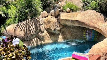 Una piscina al aire libre, una piscina climatizada