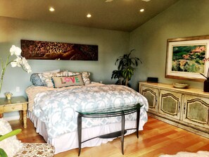 4 bedrooms, desk, iron/ironing board, travel cot - Located above the Village . Ocean Views from every level, amazing bird sanctuary (Laguna Beach)