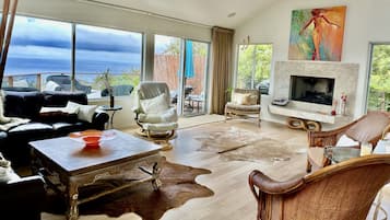 Una Smart TV, una chimenea, videojuegos, una pantalla de ordenador